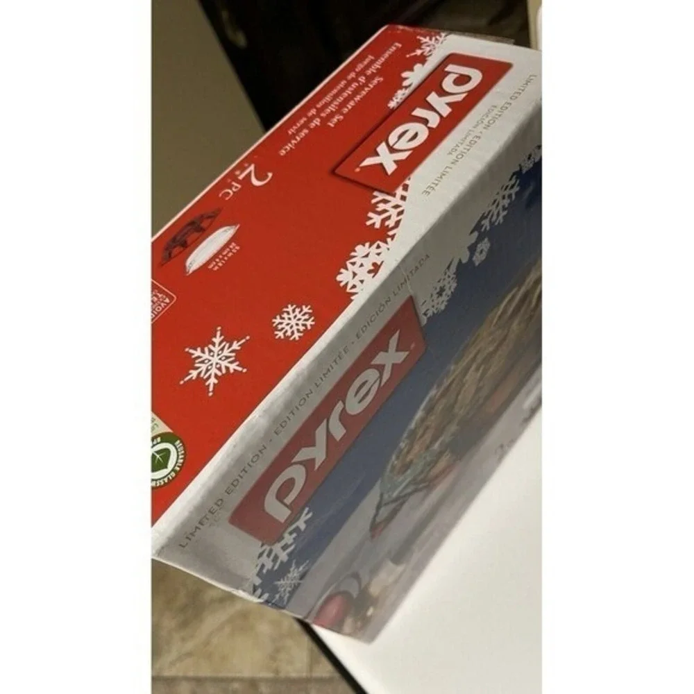 NIB Limited Edition holiday Christmas trees‎ 2  Piece Pyrex serverware Set